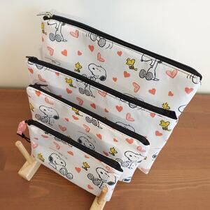 Love Snoopy zip Pouches